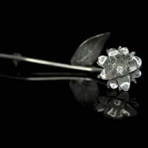 La Fleur Eternelle, håndlaget brosje i oksidert sølv