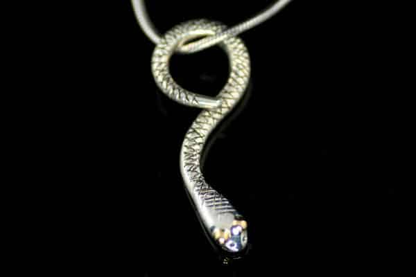 Slange-anheng i oksidert sølv